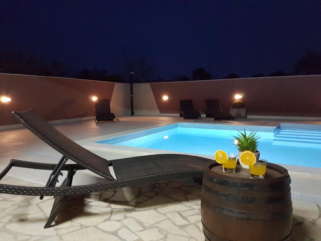 Villa Komel With Pool Fazana Exterior photo